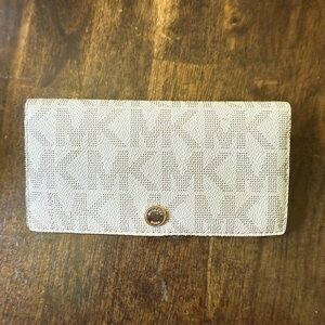👜 Michael Kors Bi-Fold Wallet